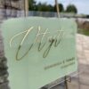 Tabuľa vitajte vo farbe sage green s podstavcom – prenájom svadobnej výzdoby, Zasadací poriadok, tabule Vitajte