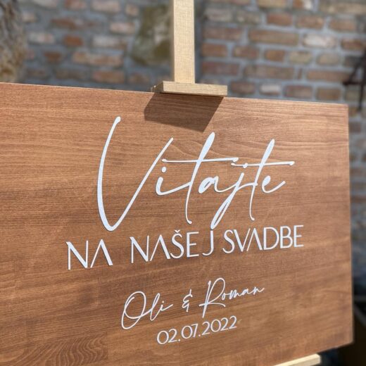Tabuľa vitajte drevená s dreveným podstavcom – prenájom svadobnej výzdoby, Zasadací poriadok, tabule Vitajte