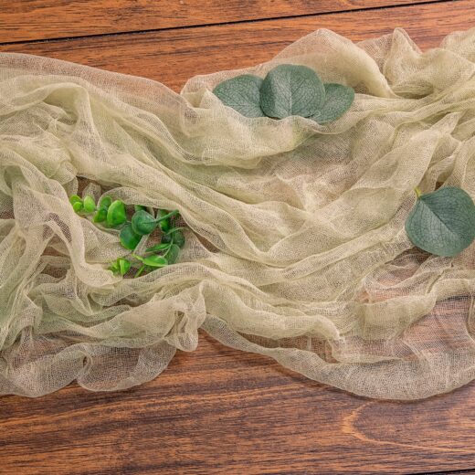 Behúň/runner na stôl v sage green farbe – prenájom svadobnej výzdoby, Obrusy, štóly, látky